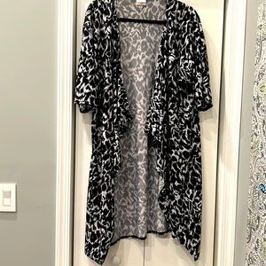 EUC LuLaRoe Lindsay Kimono Black and White Cheetah print, Size M